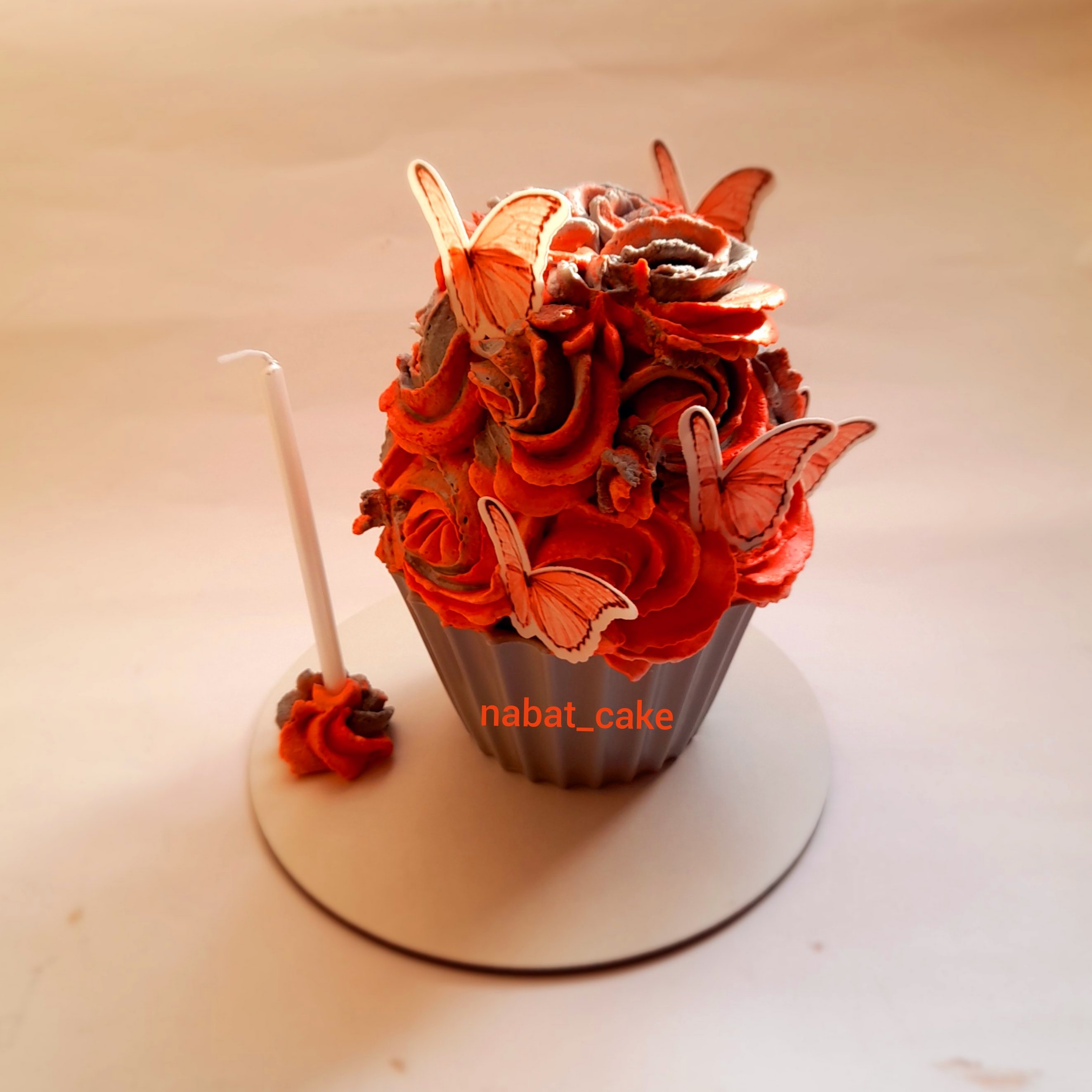 باگر کیک پروانه ای سایز بزرگ به وزن1کیلو  