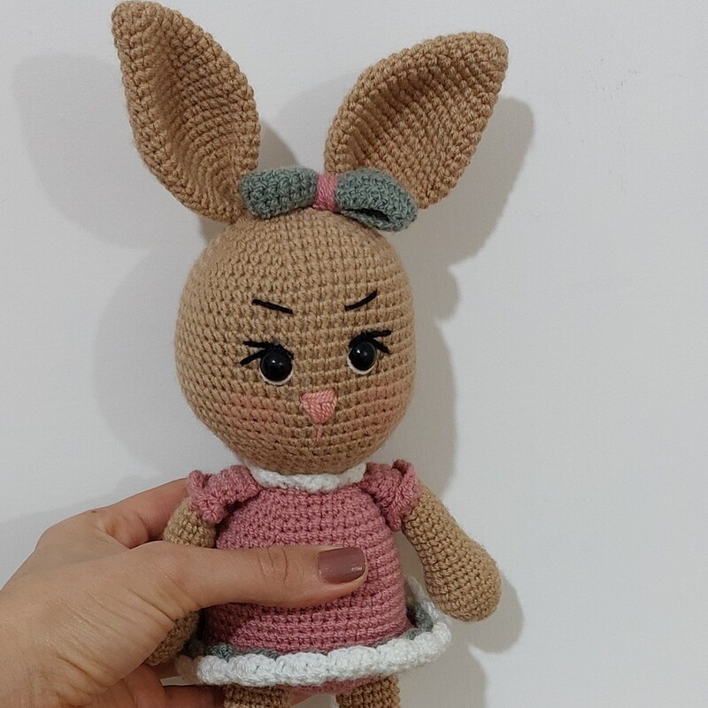 عروسک خرگوش کاموایی  دست بافت  ملوس با دامن چیندار