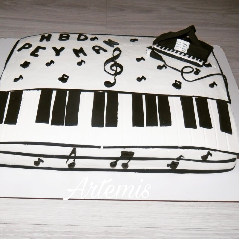 کیک خامه ای تزیین فوندانت با فیلینگ گردو و شکلات (تم ارگ و پیانو)