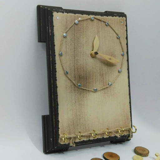 جاکلیدی دیواری و ساعت دیواری  ام دی اف پتینه کاری شده با عقربه های چوبی و حاشیه ابزار خورده که فقط یک عدد تولید شده
