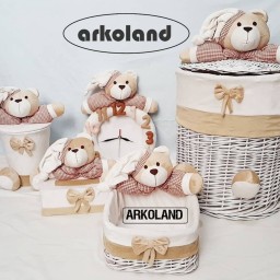 ست اتاق کودک مدل خرس آرکولند دور کلاه و یقه پارچه چهارخونه کار برده شده است