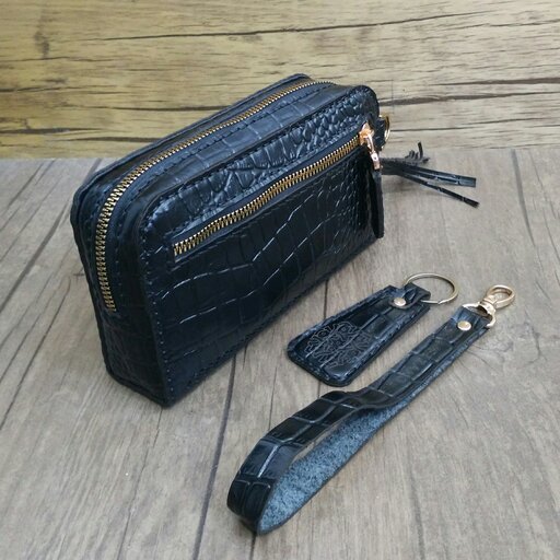 کیف لوازم آرایش + جاکلیدی رایگان چرم گاوی مشکی سنگی دستدوز i-151 برند ایزاکو

