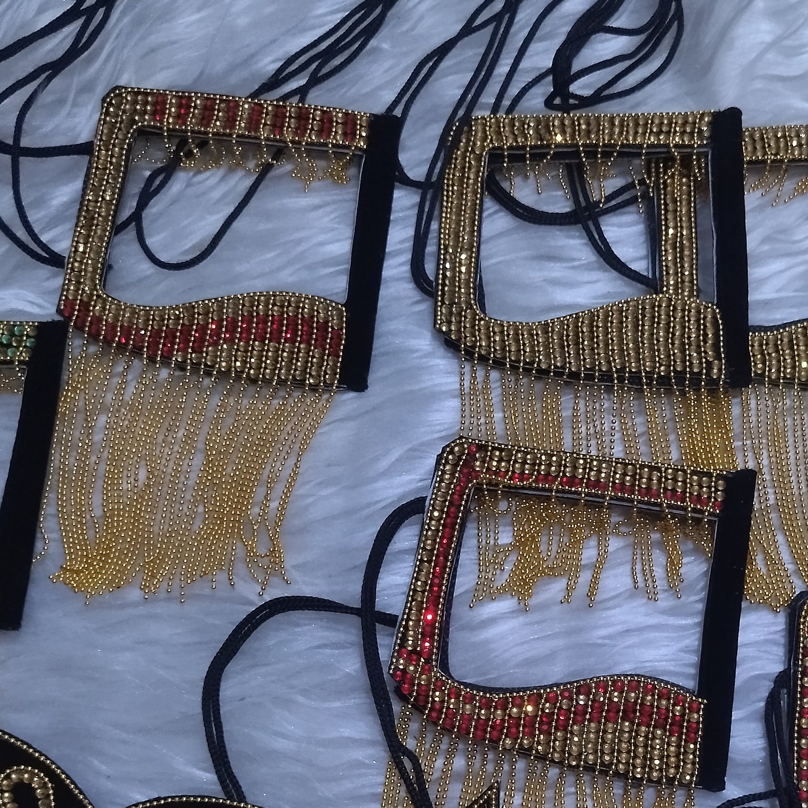 برقع آویز دار پر کار