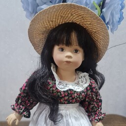 عروسک سرامیکی انتیک با چهره ایی خاص با قد 44 سانت با لباس وکلاه حصیری خاص وبیتکرار