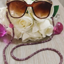 بند عینک با مهره های تراش خورده ی سنگی و گل‌های فیمو
در دو رنگ بنفش و گلبهی