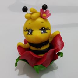 عروسک زنبور عسل داخل گل جنس خمیر ایتالیایی ، مناسب برای چسباندن روی ظرف عسل
