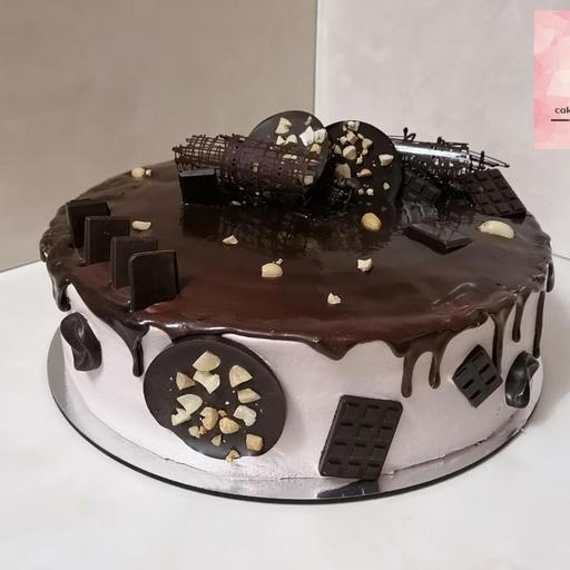 کیک خامه ای شکلاتی، وزن1200گرم،فیلینگ شکلات دوبل و کارامل