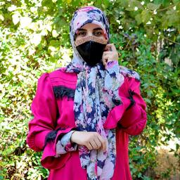 روسری حریر سفارشی مجلسی مزون حجاب تبسم  رنگ زمینه سورمه ای با گل های زیبا همراه با هدیه 