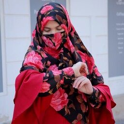 روسری حریر سفارشی مزون حجاب تبسم مجلسی  رنگ زمینه مشکی با گلهای قرمز درشت  قواره دار  همراه با هدیه 