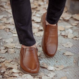کفش طبی مردانه مدل L107  دارای زیره طبی بسیار سبک و راحت و رویه ی چرم طبیعی  محصولی از شرکت کفش و صندل شمس تبریز 
