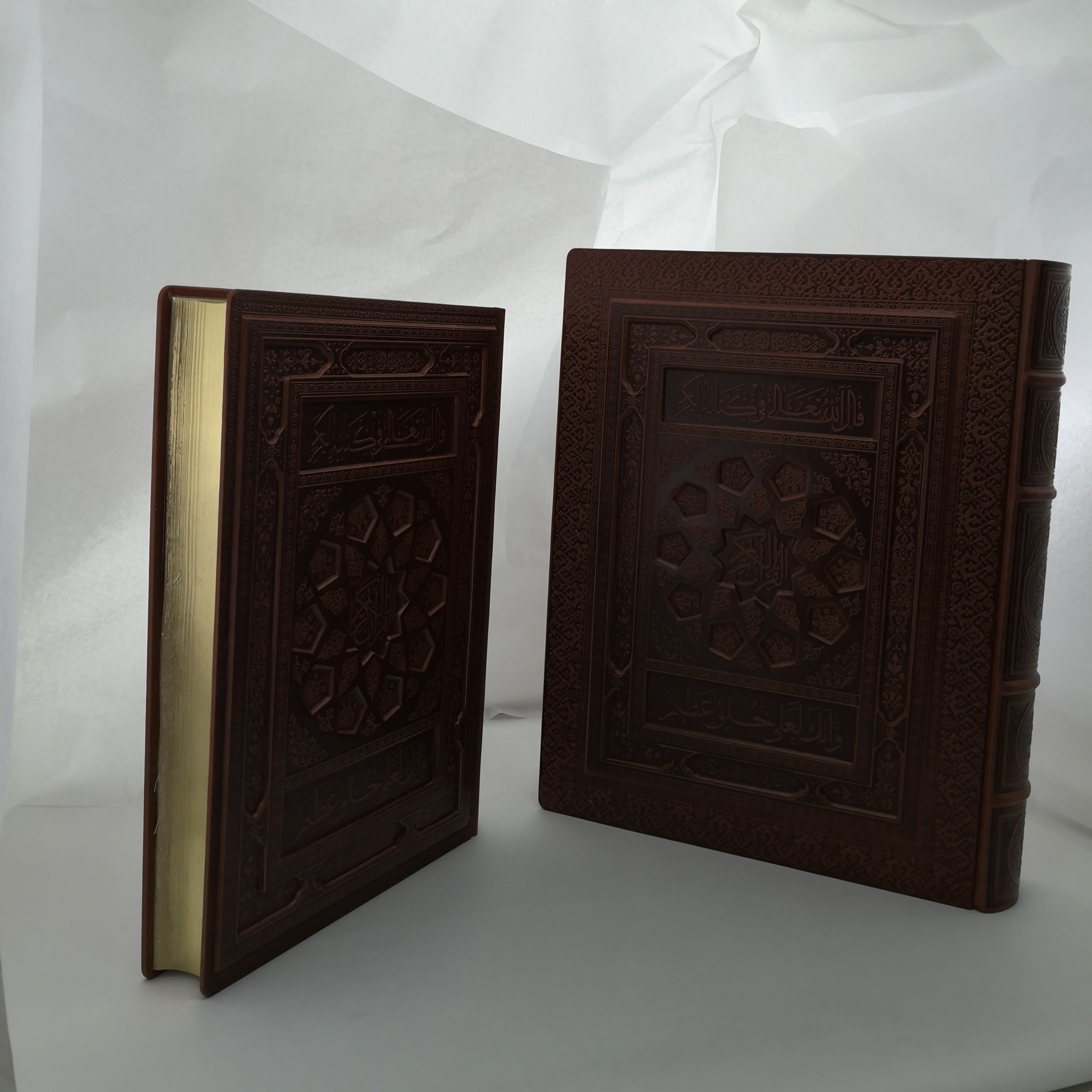 120101-قرآن رحلی سلطانی معطر برجسته نفیس جلد چرم جعبه دار لب طلا