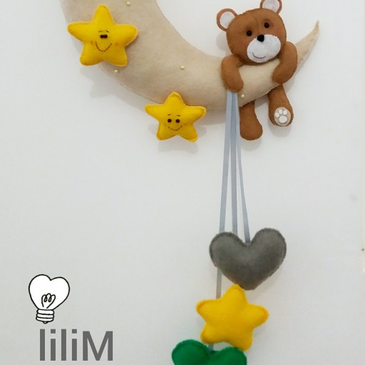 آویز نمدی دست دوز طرح خرس و ماه و ستاره مناسب برای اتاق کودک و سیسمونی جنس نمد ابعاد 70در 35 