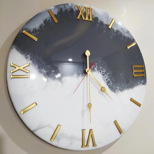 ساعت هنری رزینی سفید طوسی با قابلیت شب نما (اعداد و عقربه در شب دیده میشود) سایز 50cm با موتور آرام گرد تایوان (اصل)