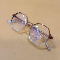 عینک طبی اسپرت چند ضلعی رنگ قهوه ای با عدسی آنتی رفلکس uv400همراه با جلد محافظ و دستمال 