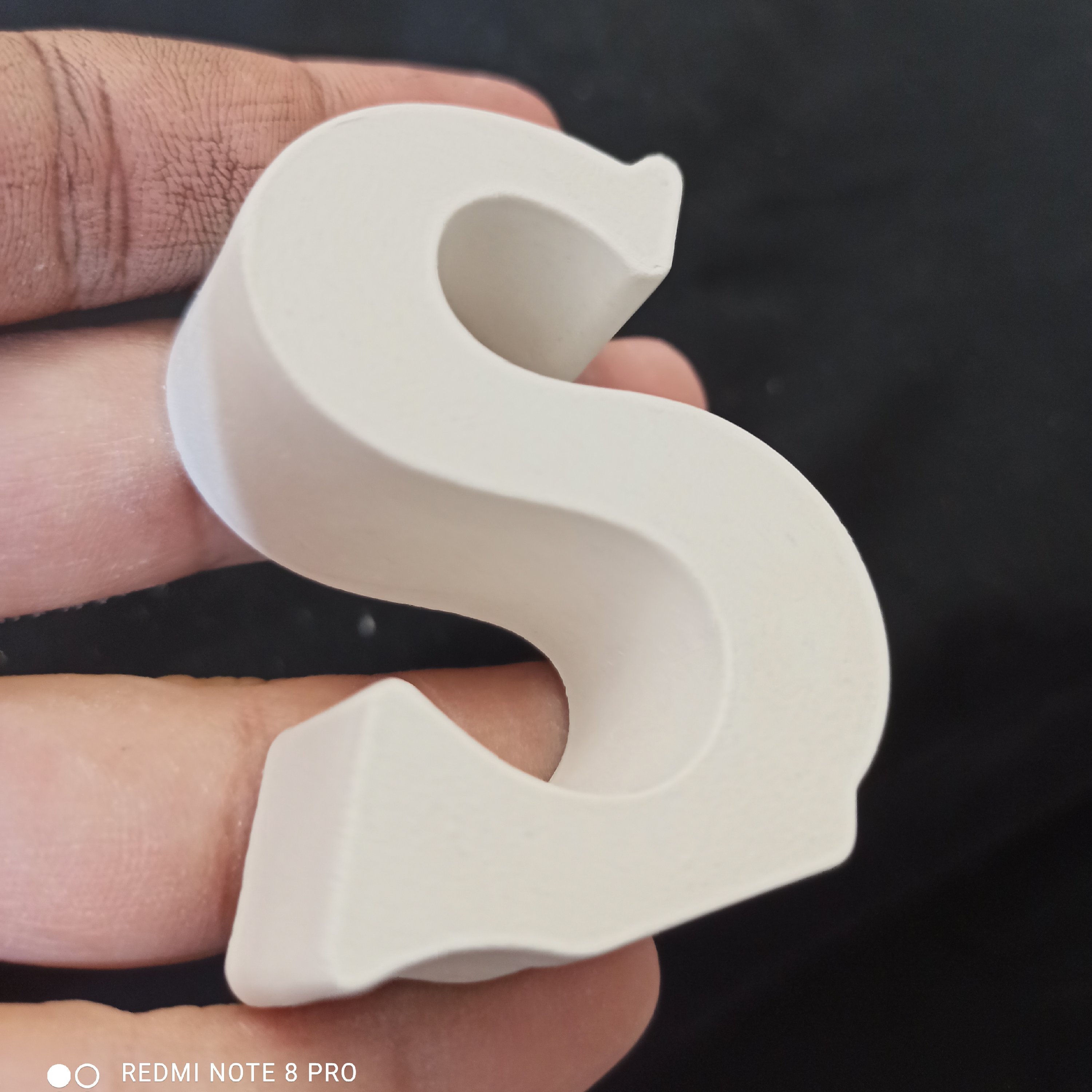 بیس خام حرف S ، فونت رومی بزرگ ، جنس بتنی سنگی ، ضخامت 2 سانتی متر ، ارتفاع 5.5 سانتی متر