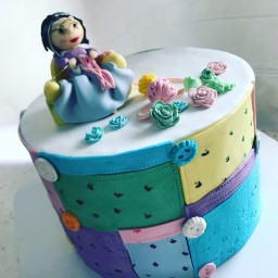 کیک تولد با روکش فوندانت مخصوص مامان بزرگها می تونید برای هرکس که دوسش دارید سفارش بدین