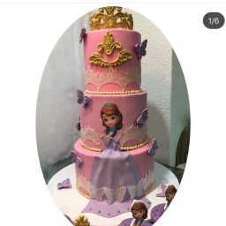 کیک تولد سه طبقه طرح دخترانه تاجد رنگ هاو طرحهای متفاوت تر ه