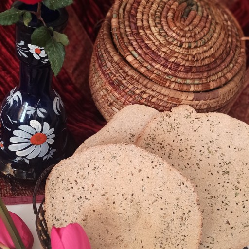 نان جوین  سنتی و  سبوس دار  پخته شده  در  تنور  سنتی  با  بهترین  جو  ارگانیک