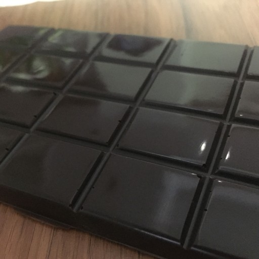 شکلات تخته ای دو رنگ با طعم بلوبری