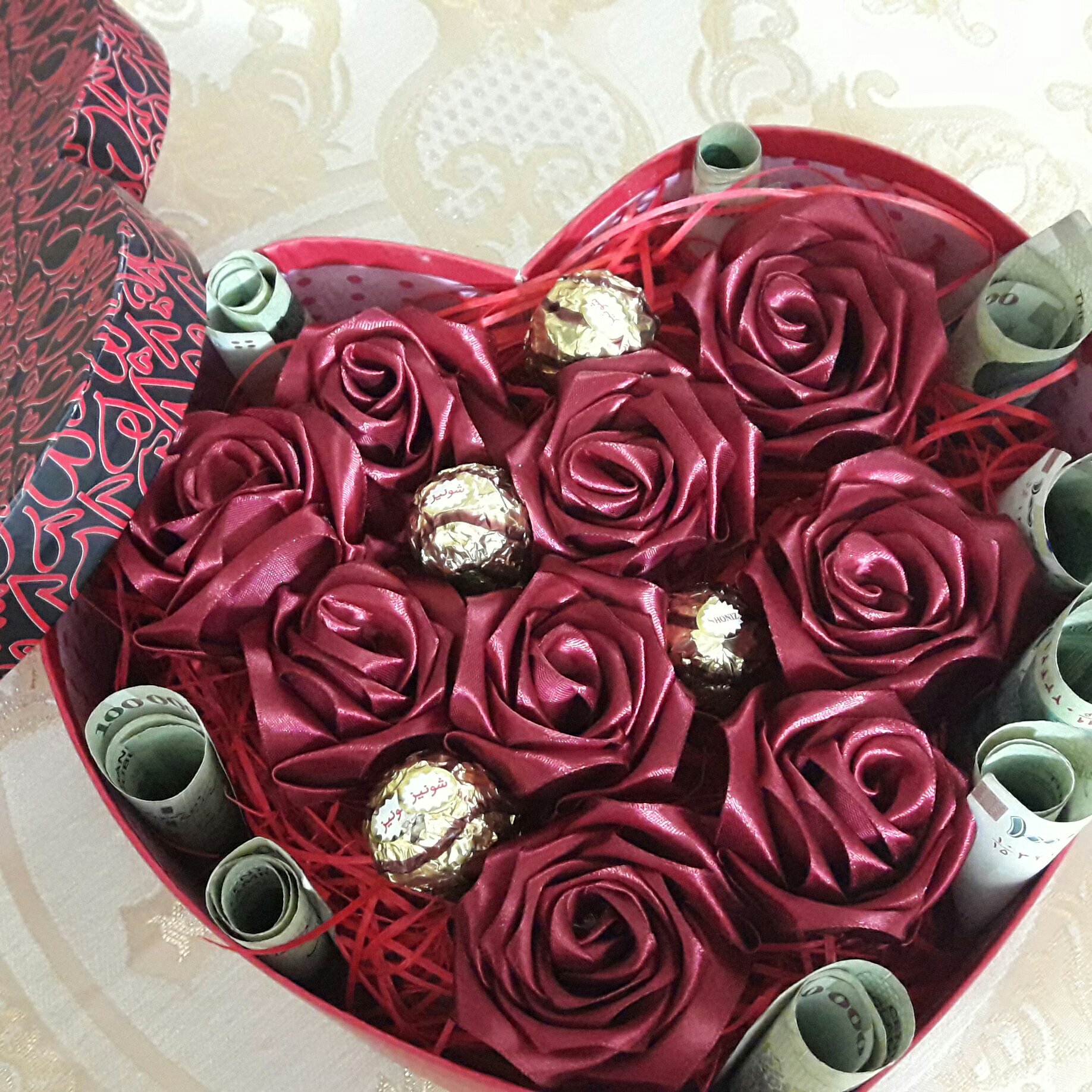 باکس  هدیه گل   و شکلات 