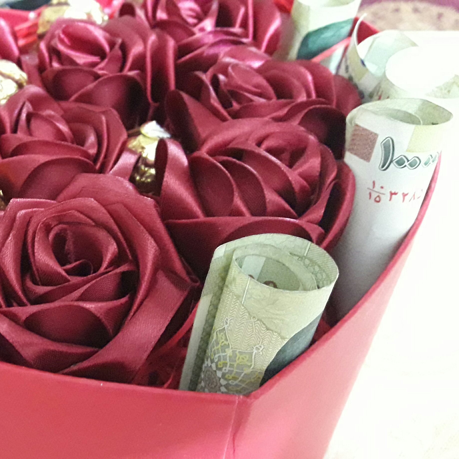 باکس  هدیه گل   و شکلات 