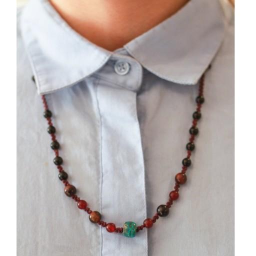 گردنبند خاص با طراحی مدرن ترکیب سنگهای فیروزه تبتی،چشم ببر قرمز،عقیق قرمز،اونیکس و بند بافته شده با نخ چرم بنفش