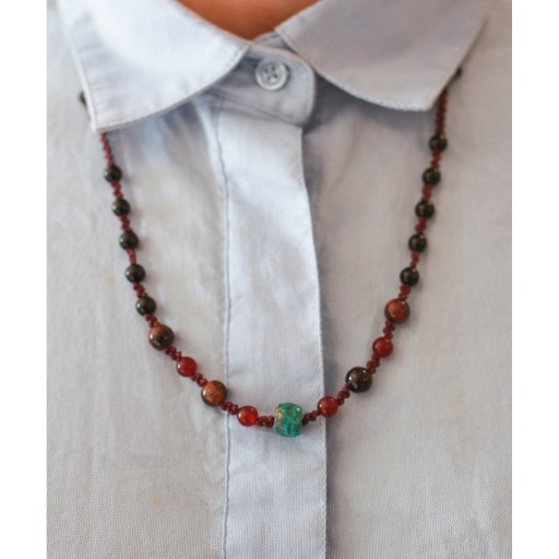 گردنبند خاص با طراحی مدرن ترکیب سنگهای فیروزه تبتی،چشم ببر قرمز،عقیق قرمز،اونیکس و بند بافته شده با نخ چرم بنفش