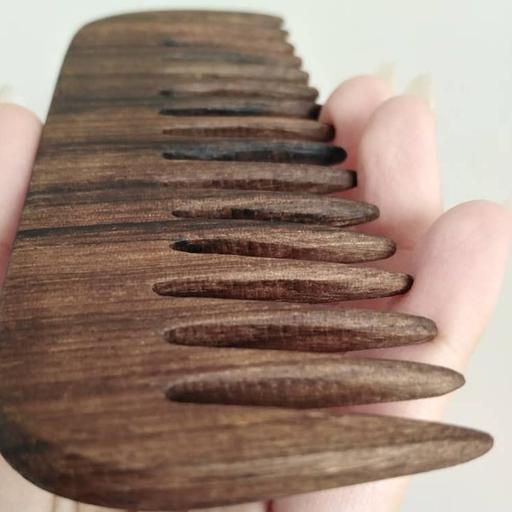 شانه چوبی گردو بی دسته دندانه متوسط چوب گردو یک تکه لبه حالت دار قطرهشت میلیمتر دستساز تولیدی چوبکده بید سفید