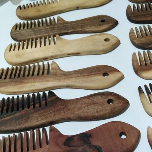 شانه چوبی دندانه متوسط طول 18 سانت دسته حالت دار چوب گردو دستساز چوبکده بید سفید