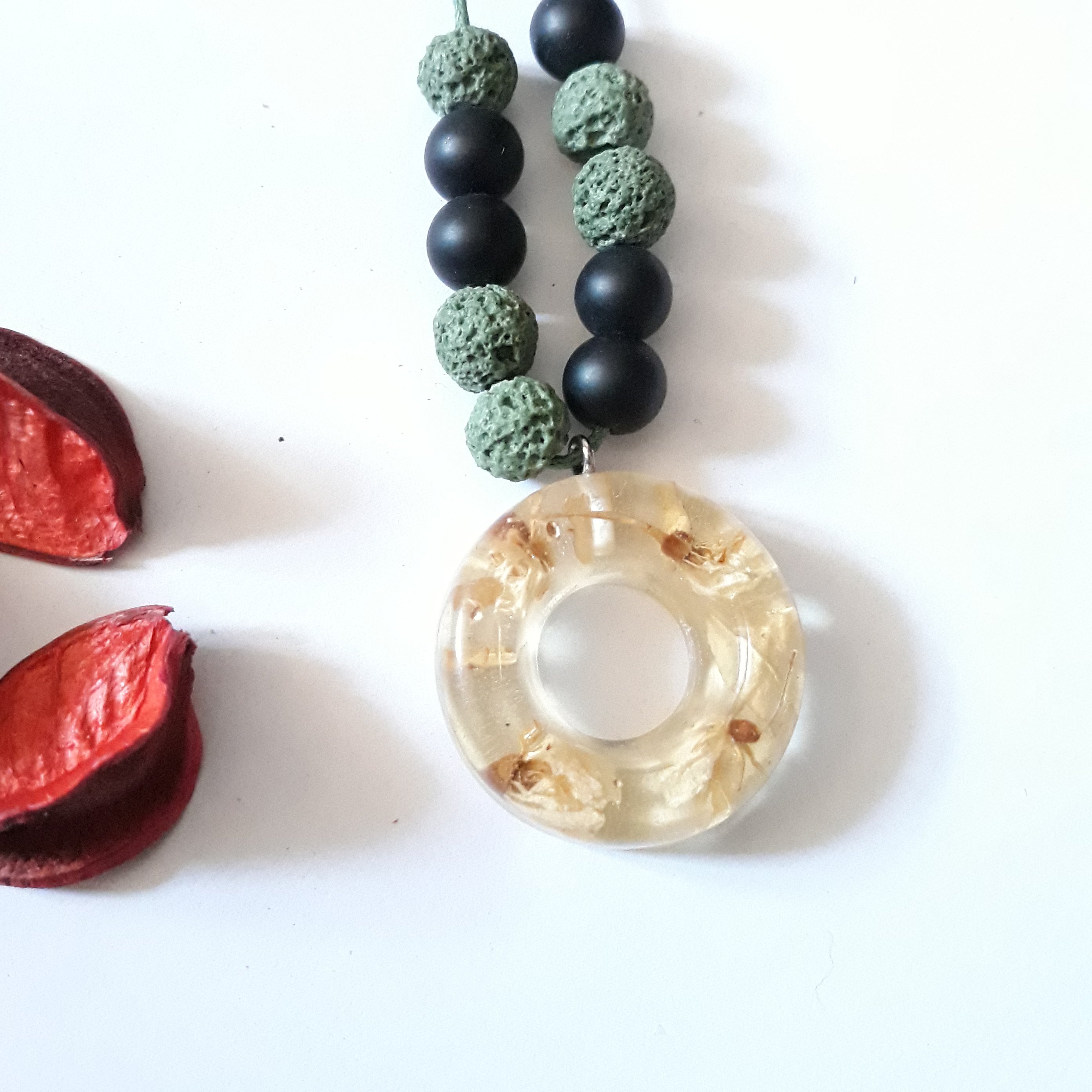 گردنبند رزین و گل زیبای سفید دستساز آویز ماشین چوبکده بید سفید