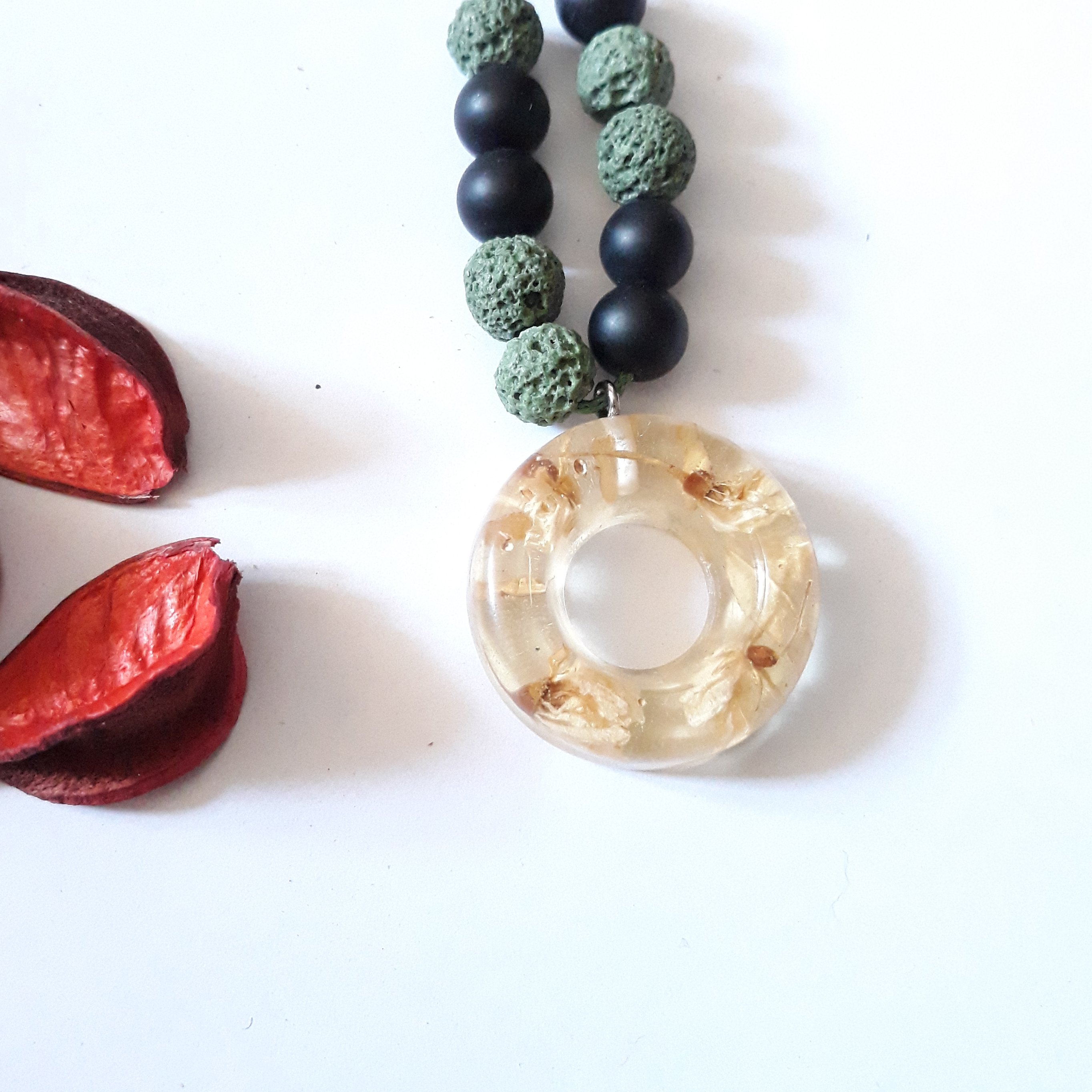 گردنبند رزین و گل زیبای سفید دستساز آویز ماشین چوبکده بید سفید