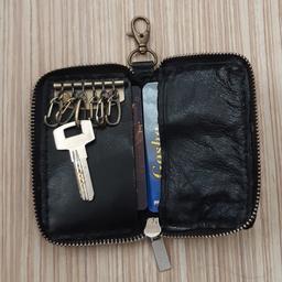 کیف کلیدچرم طبیعی بزمشکی 6کلیدی دورزیپ دستدوزبایراق نقره ای وزردقلم همراه بدبرجهت آویز
