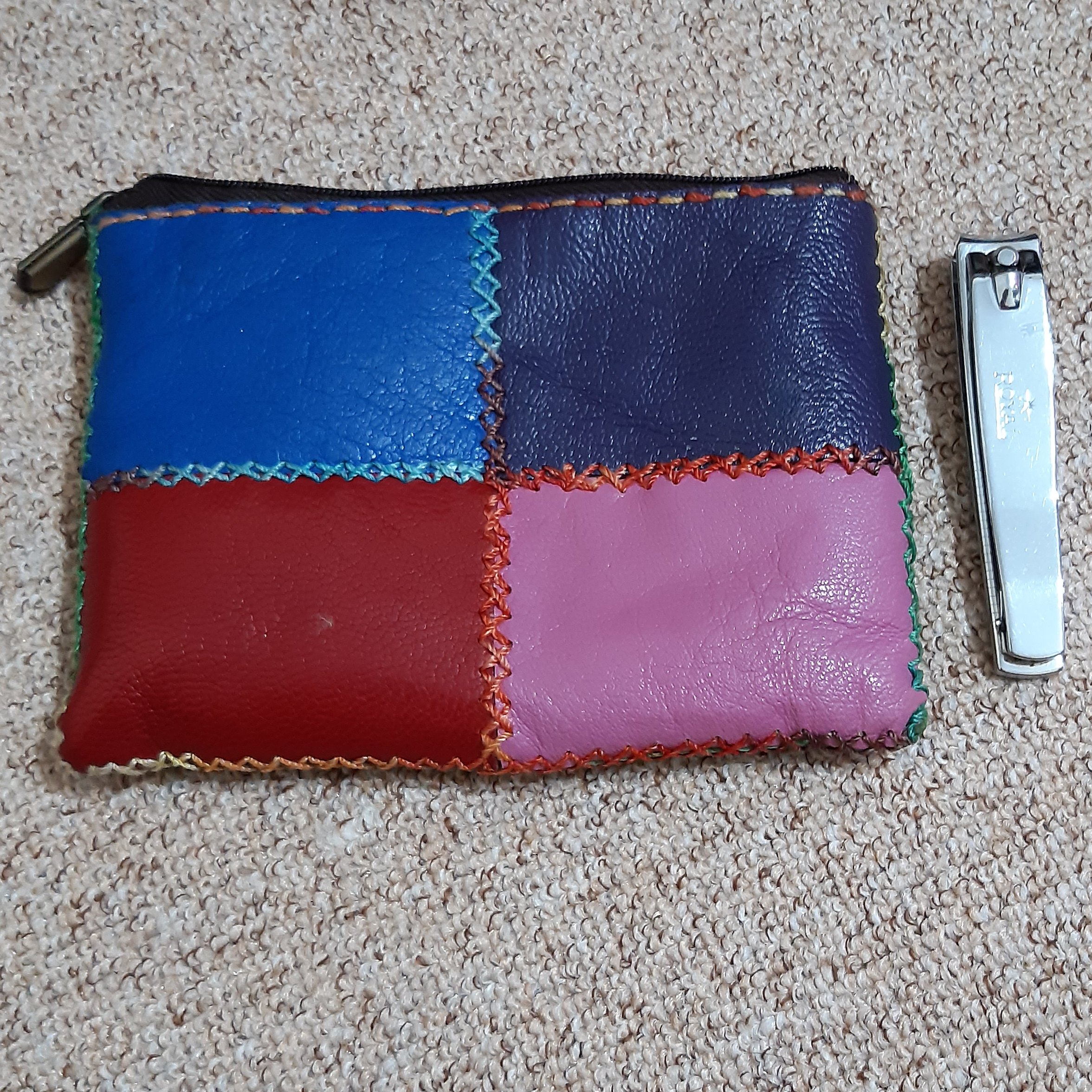 کیف 10در15 سانتیمتری از چرم طبیعی بز ودستدوز رنگارنگ تکه دوزی در8تکه