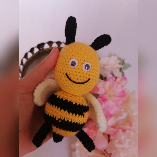 عروسک بافتنی زنبور