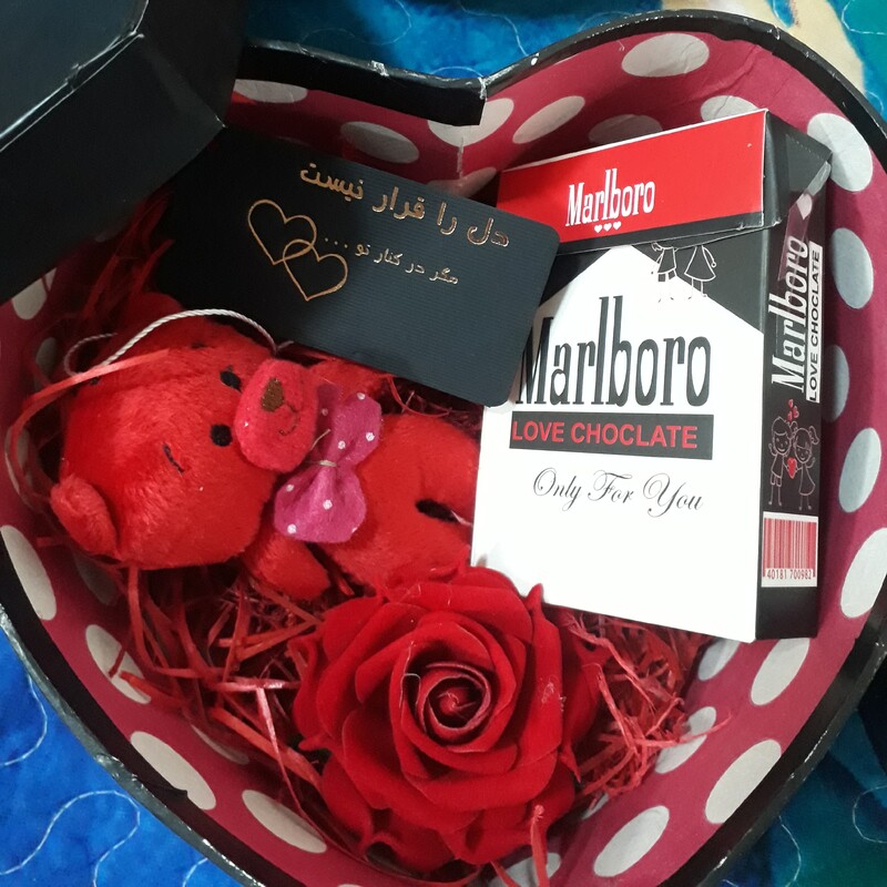 باکس ولنتاین هدیه ای شیک برای عشق شماباکس مشکی و قرمز محتوا داخل باکس یک عدد گل رز یک عدد شکلات ولنتاین یک عدد خرس قرمز