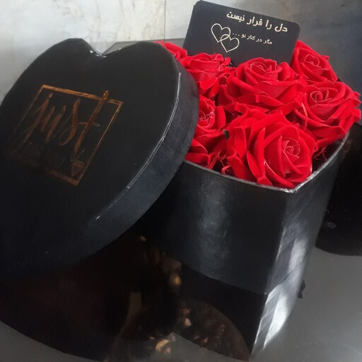 باکس گل مدل قلبی در دار هدیه ای شیک و خاص روز ولنتاین برای عشق شماهدیه روز مردو پدر(باکس مشکی تعداد گل 9 عدد )