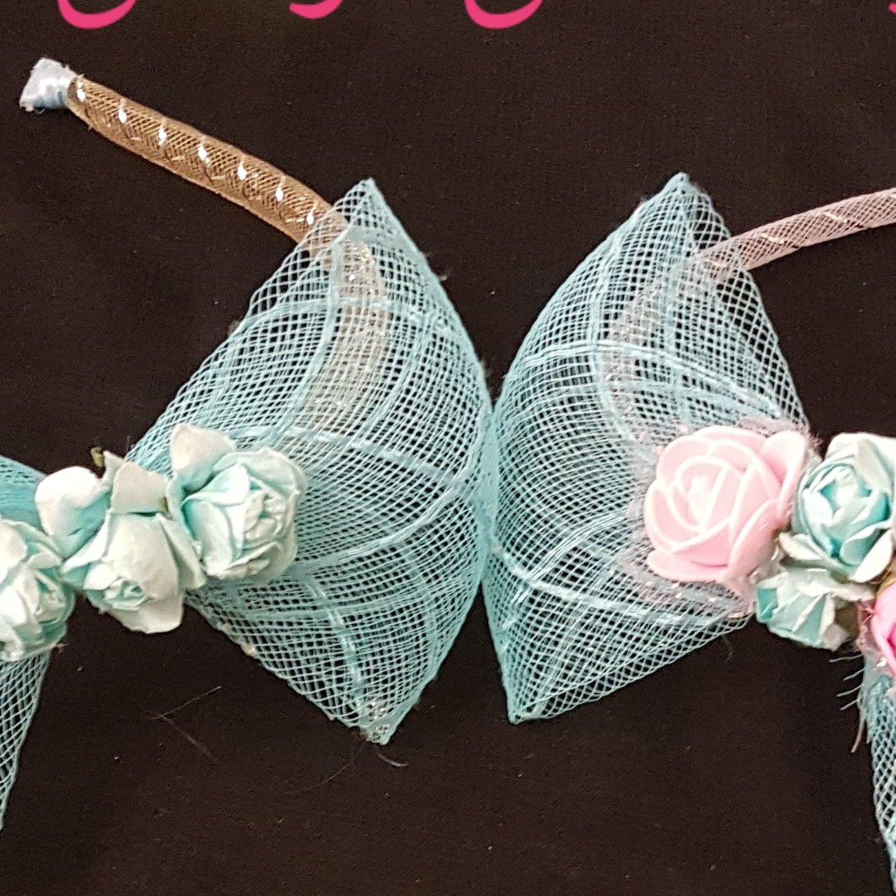 تل فلزی با پاپیون های رنگارنگ توری و گل های  مصنوعی