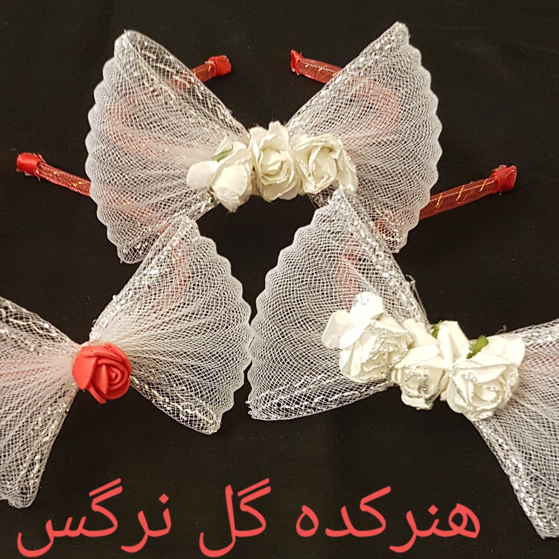 تل فلزی با پاپیون های رنگارنگ توری و گل های  مصنوعی