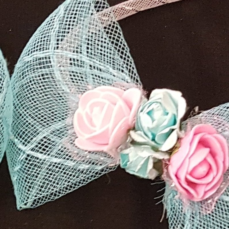 تل فلزی با پاپیون های رنگارنگ توری و گل های  مصنوعی