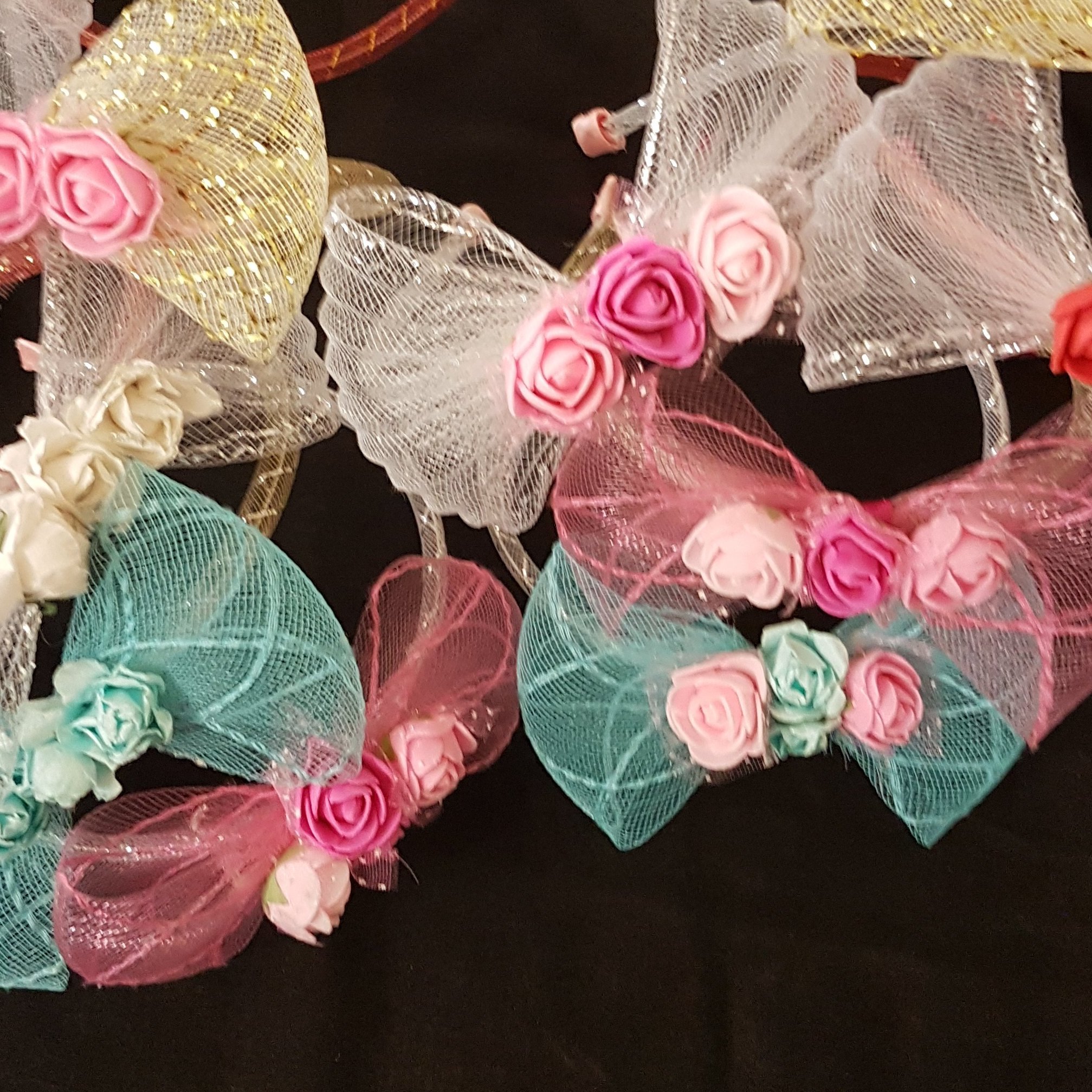 تل فلزی با پاپیون های رنگارنگ توری و گل های  مصنوعی