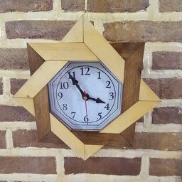 ساعت دیواری چوبی با چوب های رنگی قابل استفاده مناسب جهت هدیه 