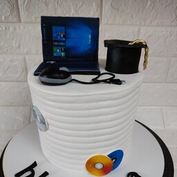 کیک  خامه ای با اسفنج شکلاتی،تم کامپیوتر(هزینه ارسال به عهده مشتری و در مقصد توسط شما پرداخت میشود)