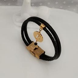 دستبند چرم طبیعی با پلاک حروف اویز