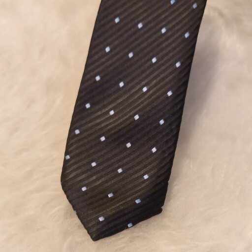 کراوات مشکی سورمه ای بسیار شیک و جذاب  ترک اصل کد23 رنگ خاص هست فقط کسانی بخرن که آدمهای خاص هستن.لطفا شیک پوشا بخرن
