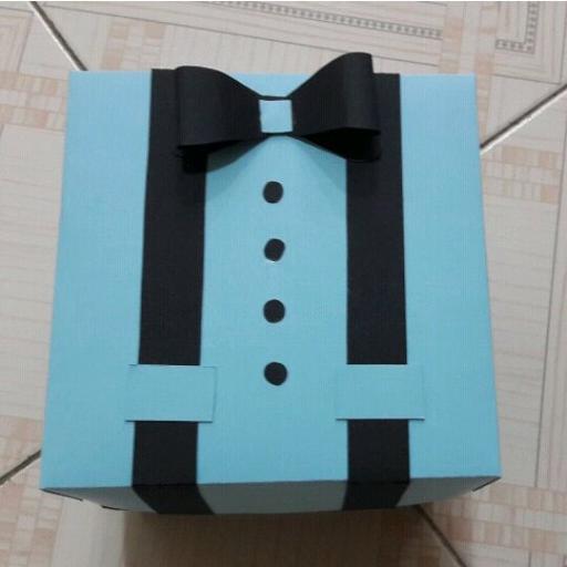 جعبه کادو  طرح مربع لباس مردانه با رنگ ابی و مشکی سایز 15×15