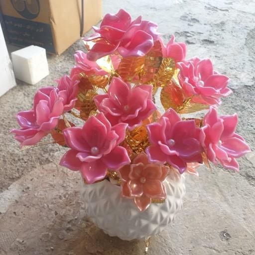گل با گلدون سفالی ساخت دست باگلهای دورنگ