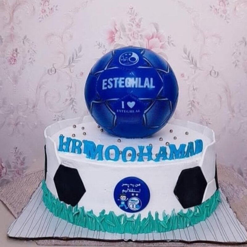 کیک تولد فوتبالی استقلال با توپ واقعی با  رنگ ابی و تزیینات فوندانت 