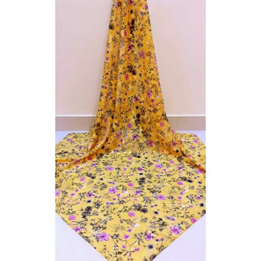 روسری حریر ژاکارد تبسم مجلسی درجه یک رنگ زرد با گلهای بنفش زیبا عرض 120 قواره دار همراه با هدیه 