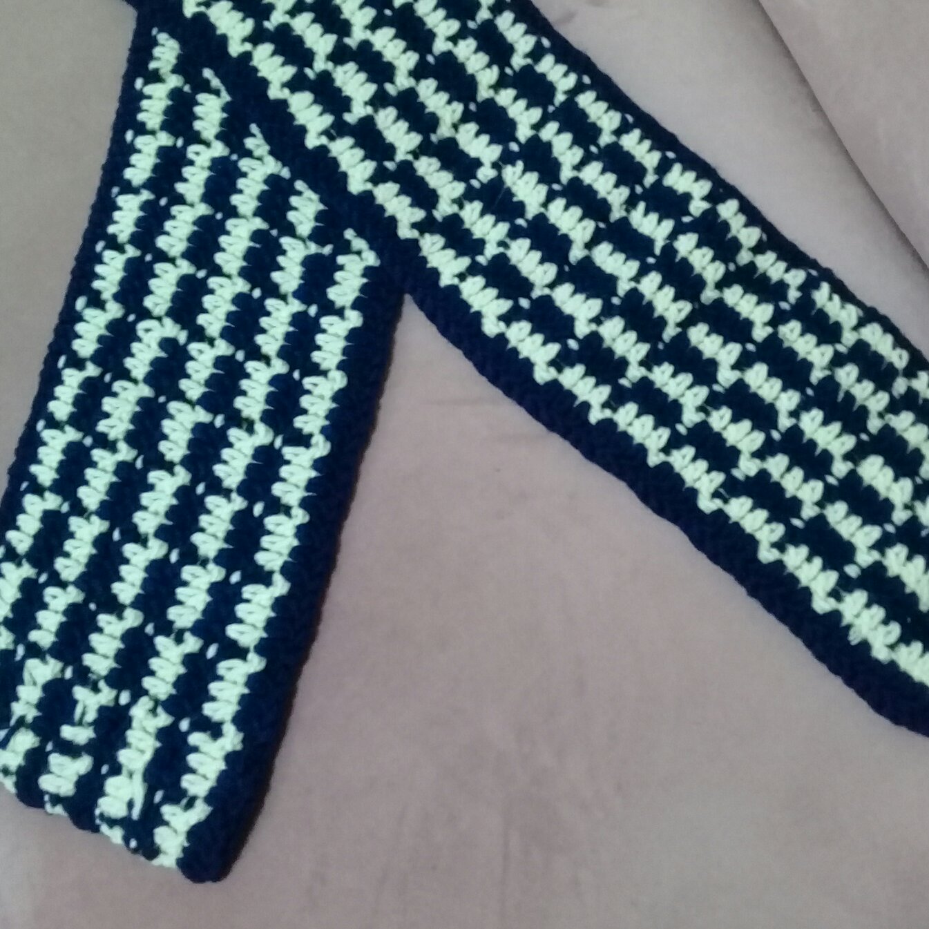 شال گردن راه راه شیری وسورمه ای یا  سفید مشکی شیک    - مشکی وقرمز