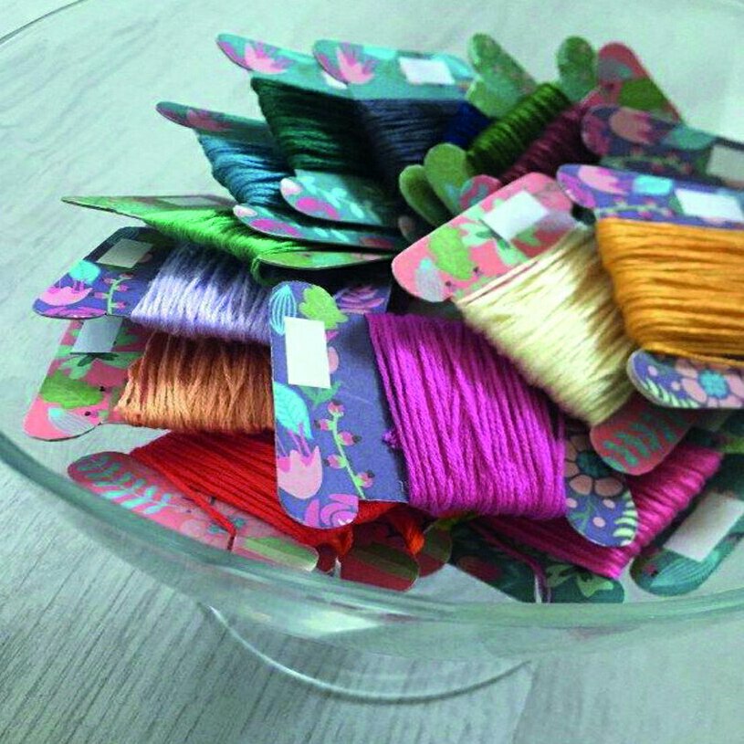 بوبین نخ آلما مدل 200 چاپ دار مقوایی روکش شده با پلاستیک محکم مجموعه 63 عددی